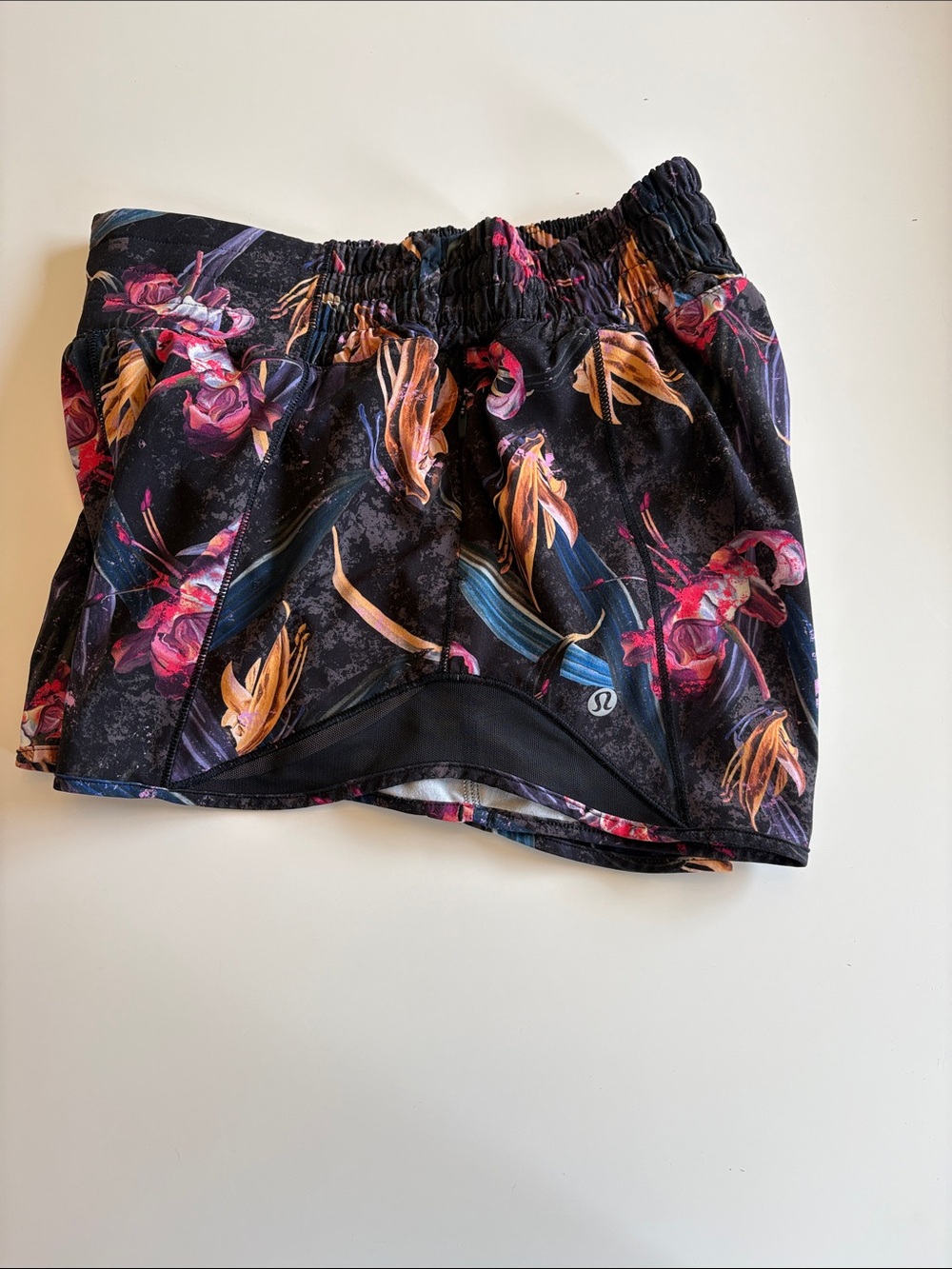 Lululemon Hotty Hot Black Floral Women's Running Shorts size 4 - Picture 2 of 6